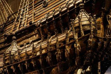 Stockholm, İsveç - 25 Eylül 2017: Vasa kurtarılan Vasa savaş gemisi 17 yüzyılda inşa edilmiş görüntüleme müze Stockholm'de. Geminin dış ayrıntılarını