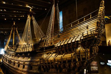 Stockholm, İsveç - 25 Eylül 2017: Vasa kurtarılan Vasa savaş gemisi 17 yüzyılda inşa edilmiş görüntüleme müze Stockholm'de. Geminin dış ayrıntılarını