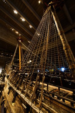 Stockholm, İsveç - 25 Eylül 2017: Vasa kurtarılan Vasa savaş gemisi 17 yüzyılda inşa edilmiş görüntüleme müze Stockholm'de. Geminin dış ayrıntılarını