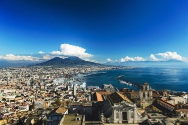 Naples, İtalya - 14 Kasım 2014: Şehir ve liman Napoli Vezüv Yanardağı Castel Sant'Elmo, Campania, İtalya'dan arka planda ile görünümünü