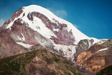 Yaz görünümü, karlı tepe, Kazbek Dağı yakınındaki Stepantsminda, Gürcistan
