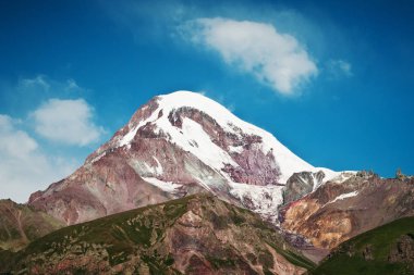 Yaz görünümü, karlı tepe, Kazbek Dağı yakınındaki Stepantsminda, Gürcistan
