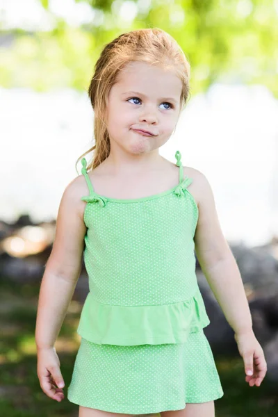 Χαριτωμένο Μικρό Σγουρά Μαλλιά Ξανθιά Κορίτσι Ψάχνει Στο Γονέα Σκεπτικισμό — Φωτογραφία Αρχείου