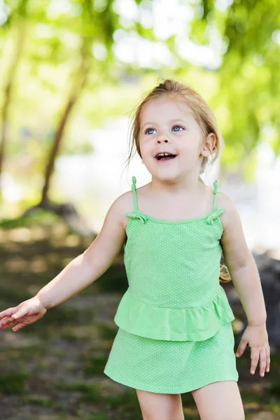 Smiley Krullend Haar Blonde Meisje Met Plezier Met Bubble Blowe — Stockfoto