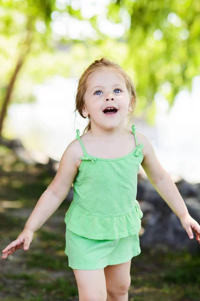 Smiley Krullend Haar Blonde Meisje Met Plezier Met Bubble Blowe — Stockfoto