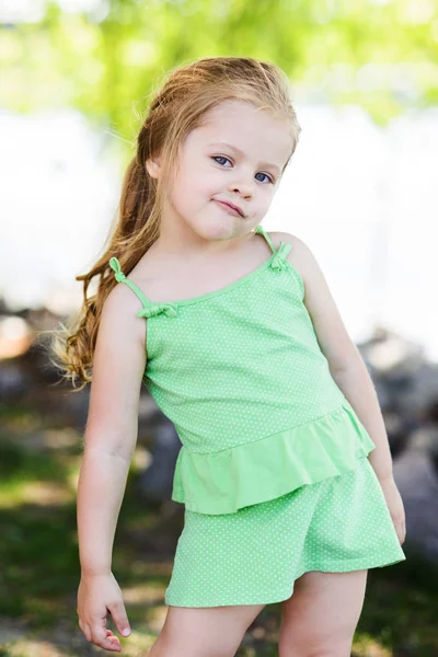 Schattig Klein Krullend Haar Blond Meisje Zoek Naar Camera Met — Stockfoto