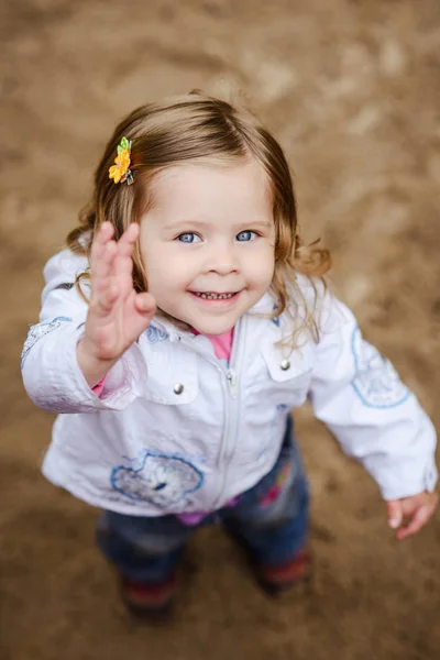 Bonito Pouco Cabelo Encaracolado Menina Loira Acenando Sorrindo Para Câmera — Fotografia de Stock