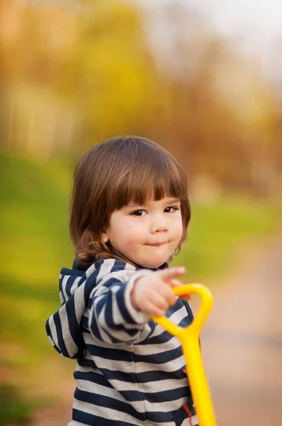 Jongetje lopen op lente spelen met speelgoed — Stockfoto
