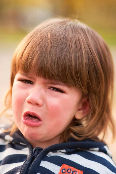 Entzückender kleiner Junge weint und blickt in die Kamera — Stockfoto