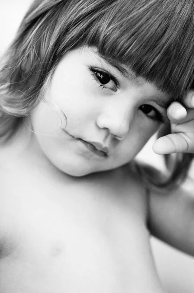 Schattige kleine jongen portret, schot van de bw — Stockfoto