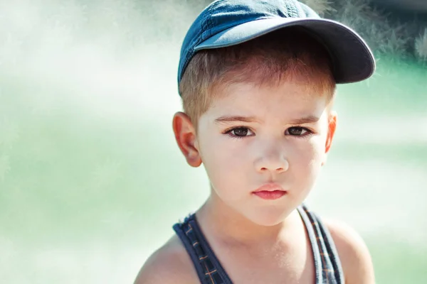 Schattige Kleine Jongen Kijken Helaas Rechtstreeks Camera — Stockfoto