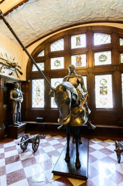 Sinaia, Romanya - 20 Ağustos 2014: Güzel Neo-Rönesans Peles Sarayı kalede Karpat Dağları, iç inşa 1873 ve 1914 arasında kral Carol için ben. Tophane hall veya Arsenal. Tam knight ve at zırh