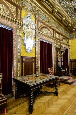 Sinaia, Romanya - 20 Ağustos 2014: Güzel Neo-Rönesans Peles Sarayı kalede Karpat Dağları, iç inşa 1873 ve 1914 arasında kral Carol için ben. Floransa Oda