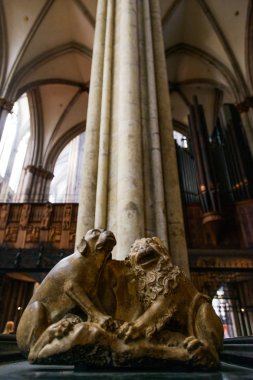 Köln, Almanya - 23 Eylül 2016: Katolik Köln 1248, Unesco Dünya Mirası 1996 yılından beri inşa ediliyor Katedrali. Sütun ayrıntılarını