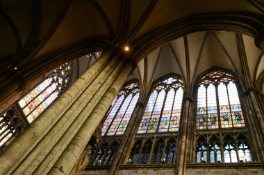 Köln, Almanya - 23 Eylül 2016: 1248, Unesco Dünya Mirası 1996 yılından beri inşa ediliyor vitray pencereler Katolik Köln Katedrali,