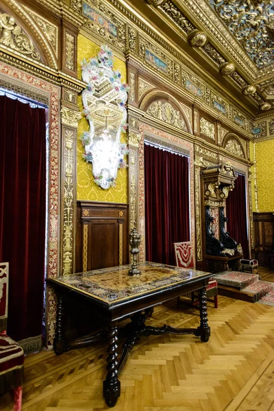 Sinaia, Romanya - 20 Ağustos 2014: Güzel Neo-Rönesans Peles Sarayı kalede Karpat Dağları, iç inşa 1873 ve 1914 arasında kral Carol için ben. Floransa Oda
