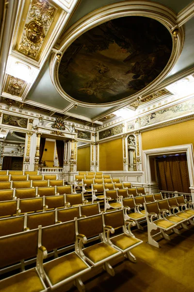 Sinaia, Romanya - 20 Ağustos 2014: Neo-Rönesans Peles Sarayı Kalesi, 1873 ve Gustav Klimt ve Frantz Matsch tarafından dekore edilmiş 1914 Kral Carol ı. Louis XIV stil Playhouse (Tiyatro Salonu), arasında inşa iç