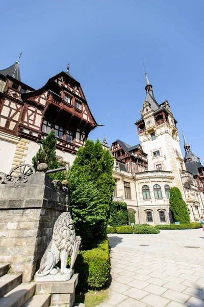 Sinaia Romania Agosto 2014 Dettagli Esterni Del Bellissimo Castello Neorinascimentale — Foto Stock