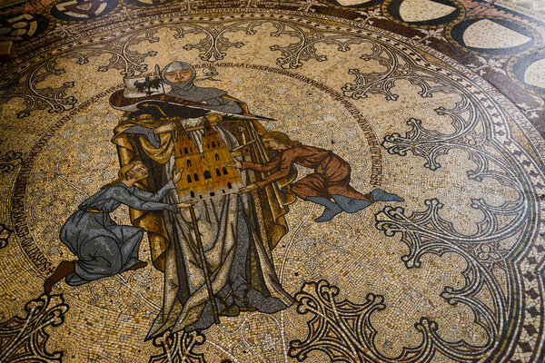 КОЛОНЬЯ, ГЕРМАНИЯ - 23 сентября 2016 года: Мозаичный пол Католического Кёльнского собора, строится с 1248 года, объект Всемирного наследия ЮНЕСКО с 1996 года
