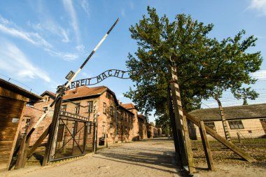 Auschwitz, Polonya - 27 Eylül 2017: Auschwitz Holokost Müzesi. Toplama kampı yazıt ile ana kapısı: arbeit macht frei - iş yapar size ücretsiz
