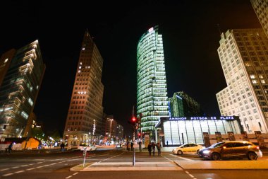 Berlin, Almanya - 06 Kasım 2017: Önemli kamu kare ve trafik kesişimini Merkezi Berlin Potsdamer Platz olduğunu