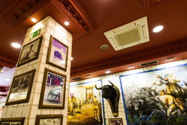 Madrid, İspanya - 03 Aralık 2017: Geleneksel İspanyol boğa güreşi mozaikler, eski corrida fotoğrafları ve boğa başları ile dekore edilmiş merkezi Madrid, La Taurina restoranda