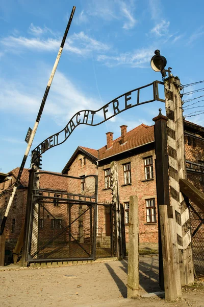 Auschwitz, Polonya - 27 Eylül 2017: Auschwitz Holokost Müzesi. Toplama kampı yazıt ile ana kapısı: arbeit macht frei - iş yapar size ücretsiz