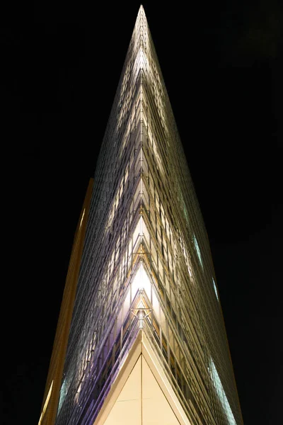 Berlin, Almanya - 06 Kasım 2017: Önemli kamu kare ve trafik kesişimini Merkezi Berlin Potsdamer Platz adlı Skyscrapper olduğunu