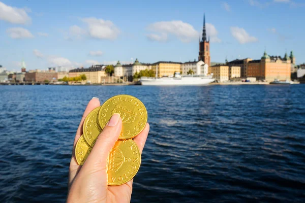 Suecia monedas de chocolate con Estocolmo sobre fondo borroso — Foto de Stock