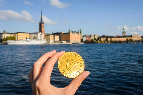 Suecia monedas de chocolate con Estocolmo sobre fondo borroso — Foto de Stock