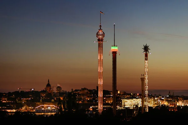 Vue de nuit sur le parc d'attractions Djurgarden à Stockholm, Suède — Photo