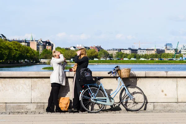 Copenhagen Dinamarca Mayo 2018 Dos Mujeres Conversan Puente Reina Luisa — Foto de Stock