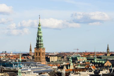 Hava cityscape eski çatılar, Nikolaj Kunsthal ve kilise bizim Kurtarıcımız ufukta, Copenhagen Rundetaarn yuvarlak kule, İsveç ile Danimarka arasında ünlü Öresund Köprüsü tepesinden vurdu