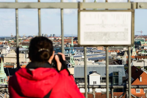 Mujer recibiendo disparos desde Rundetaarn, puente Oresund en el horizonte — Foto de Stock