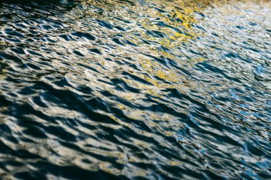 Koyu mavi su dalgalanması arka plan doku çekimi