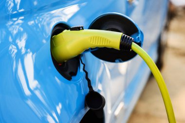 bağlı güç kablosu kaynağı ile şarj elektrikli araba