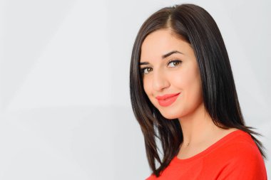 Kırmızı güzel neşeli iyimser emin esmer kız