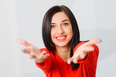 esmer kız yardım sunan elleri streching, yardım