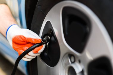 sürücü lastiklerde hava basıncı nı kontrol yakın