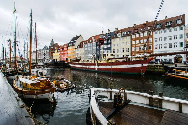 Barcos y coloridas casas antiguas en el puerto de Nyhavn, Copenhague — Foto de Stock