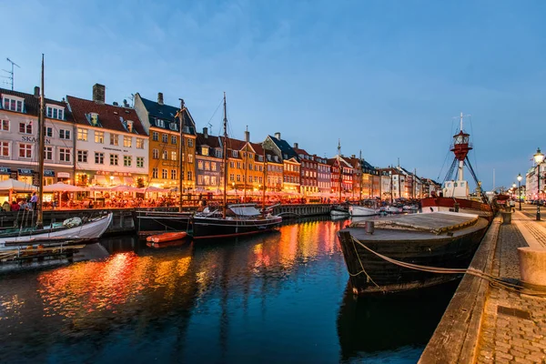 Barcos y casas antiguas de colores en Nyhavn noche, Copenhague — Foto de Stock