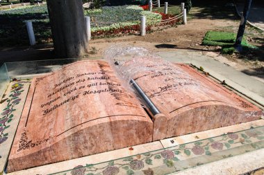 Gülhane parkında mermer kitap çeşmesi, İstanbul, Türkiye 