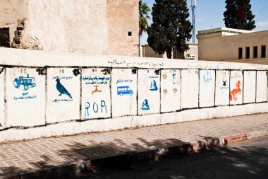 Seçim öncesi kampanya partileri duvarda düzen logoları, Fes, Fas