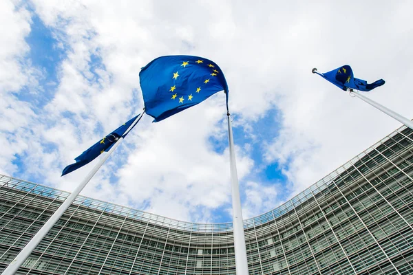 Шпили Голубыми Флагами Европейского Союза Фоне Здания Европейской Комиссии Berlaymont — стоковое фото