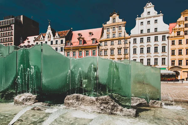 Casas coloridas, fuente de cristal, Plaza del Mercado, Wroclaw, Polonia — Foto de Stock