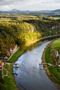 Bastei köprüsü nden rathen ve Elbe nehri ve Kumtaşı dağları