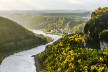 Stadt Wehlen ve Elbe nehri, Bastei köprüsünden, Almanya