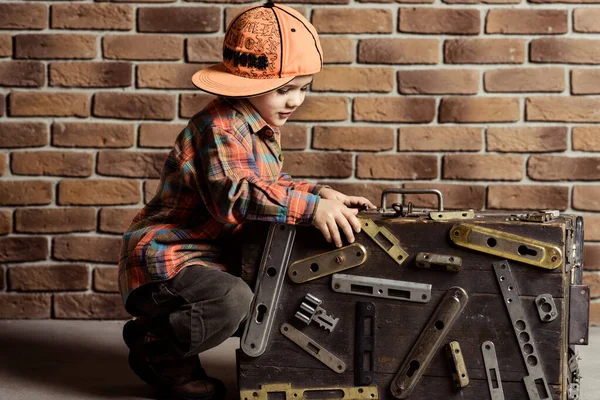 Jongen spelen werkman openen gereedschapskoffer met deur hardware — Stockfoto