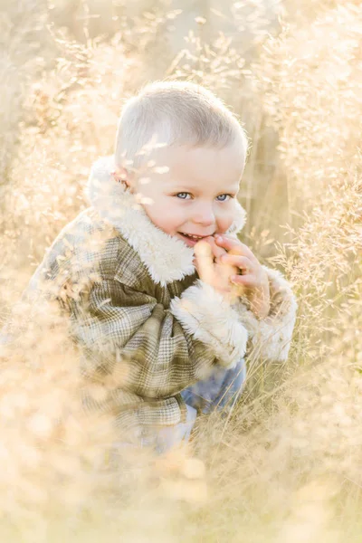 Vrolijk vrolijk glimlachend blond jongen op boerderij — Stockfoto