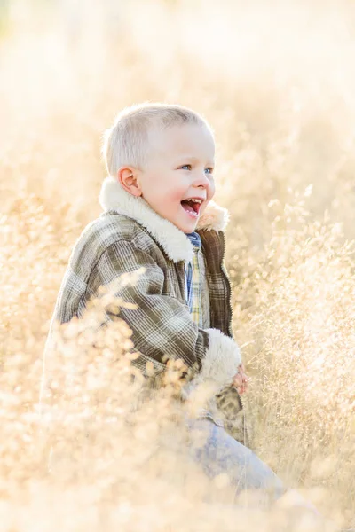 Feliz alegre sorrindo menino loiro na fazenda — Fotografia de Stock